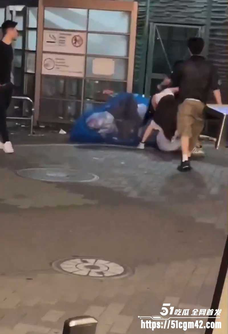 美女街头打架遭男人偷袭视频流出 1
