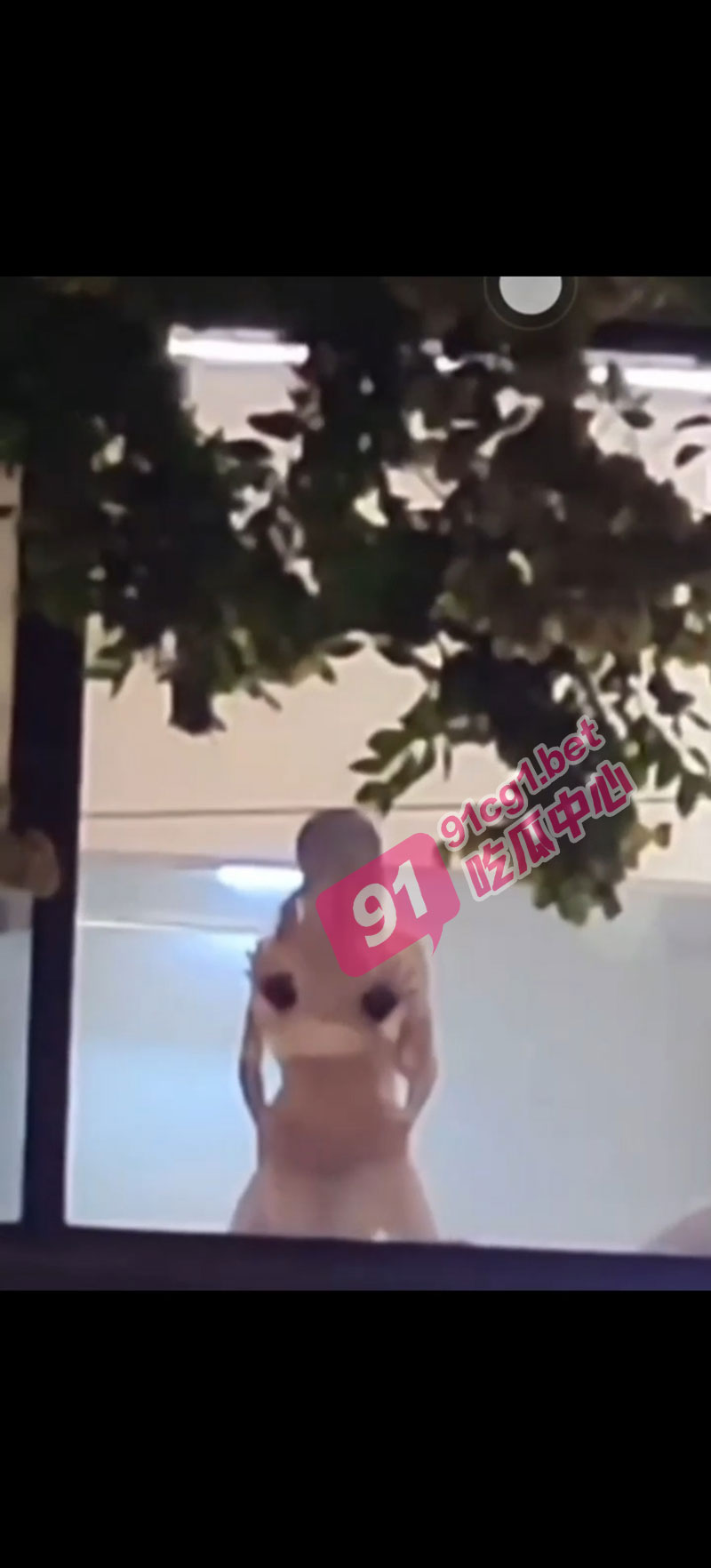 国宾暮云酒店事件 上演落地窗现场直播大力抽插 路人都看蒙了 直呼卧槽