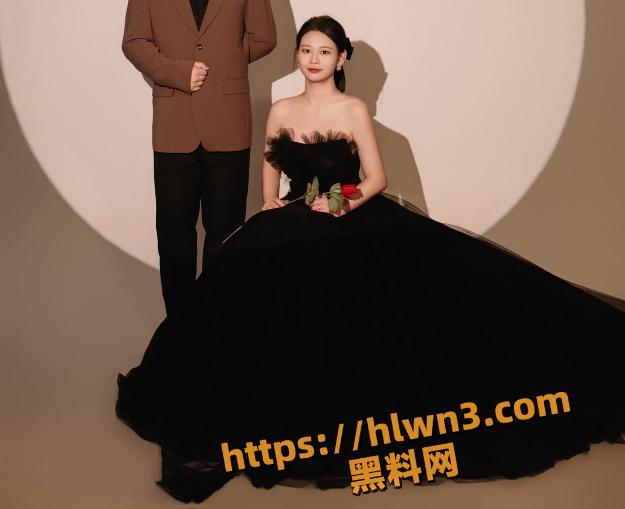 新婚夫妻尝试新玩法 妻子为了满足老公牛头人性癖 答应给别的男人肏 3人大战场面真的是萎靡