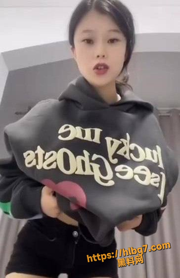 网友投稿曝光自己的骚逼女友 异地恋女友录制的私密视频 自慰秀私处 给网友打飞机排解网友寂寞！
