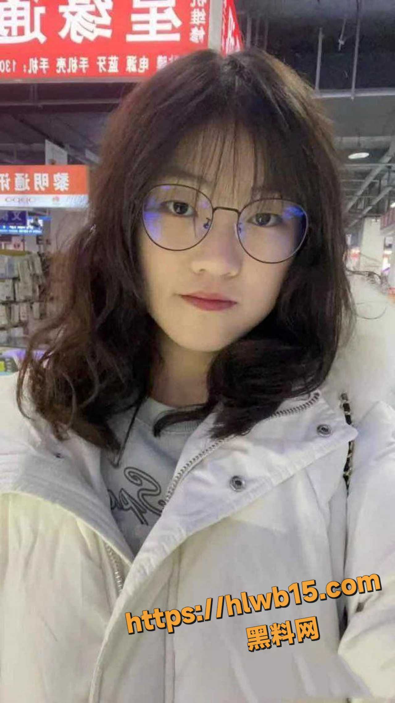 隔壁女室友的男朋友 理智跟我说不行 但我整天都是想做爱的念头！ 配图