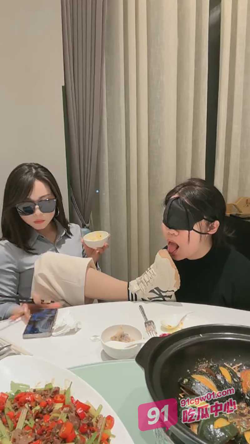 墨镜女王餐厅包间调教母狗 舔鞋底踩脸吃嘴里吐出来的残渣剩饭！ 配图3