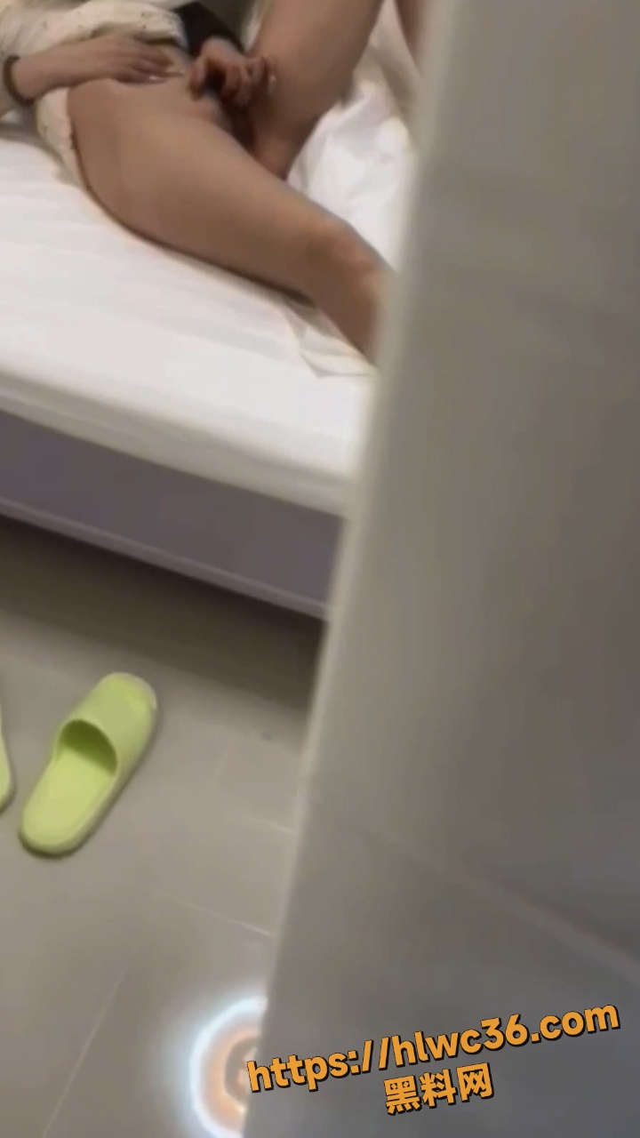 海角社区 姨妹发烧在房间休息 没想到被姐夫发现姨妹在偷偷自慰
