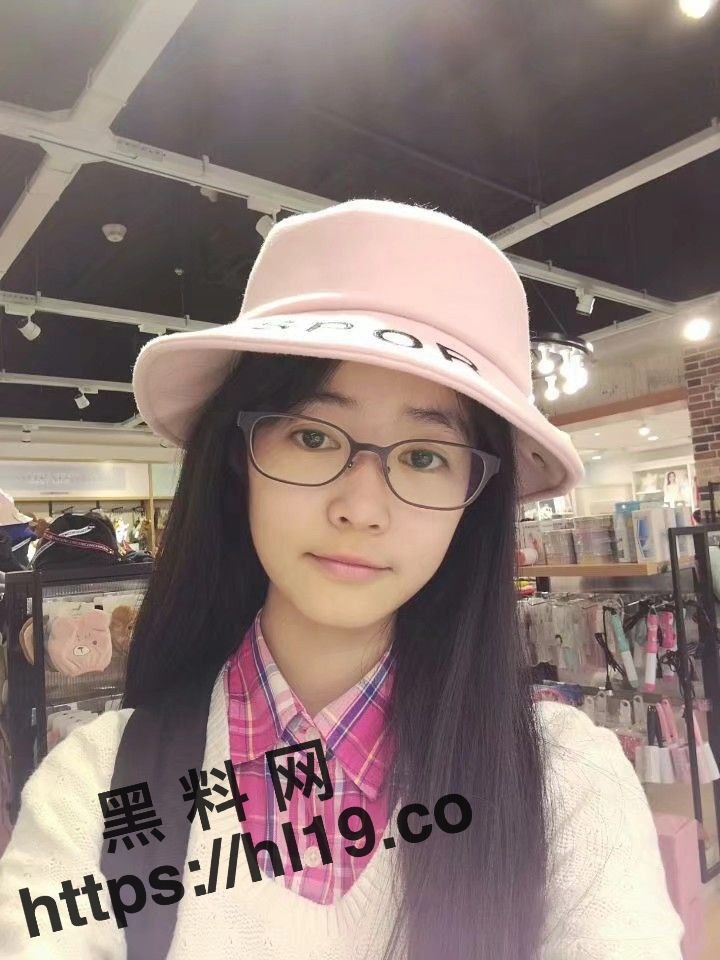 反差小女友被男友疯狂蹂躏，口爆吃精肆意玩弄乳头～