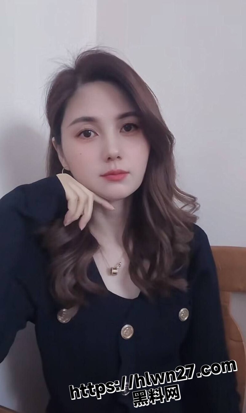 极品美少妇 背着老公和炮友激情 身材丰满白嫩  自拍视频被老公发现曝光 还知道要脸戴眼罩