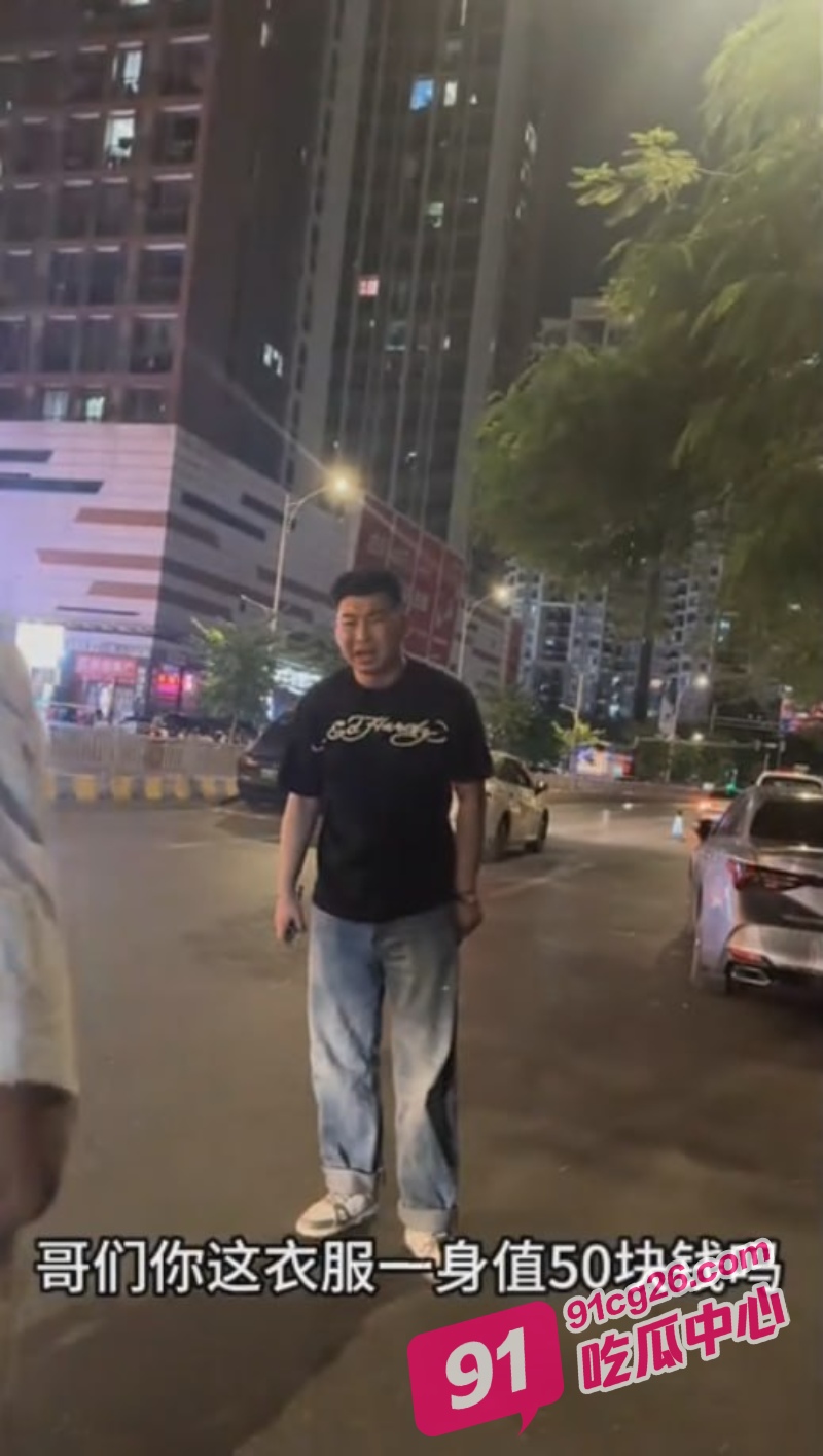 你这一身衣服值50块钱吗？男子开老款CC路怒美式拦截特斯拉 并辱骂对方是穷逼！ 配图2
