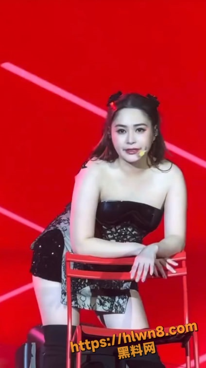 怎么样？老娘穿上衣服你就认不出了吧！阿娇演唱会动作敷衍 体态臃肿 水桶腰形象一览无遗