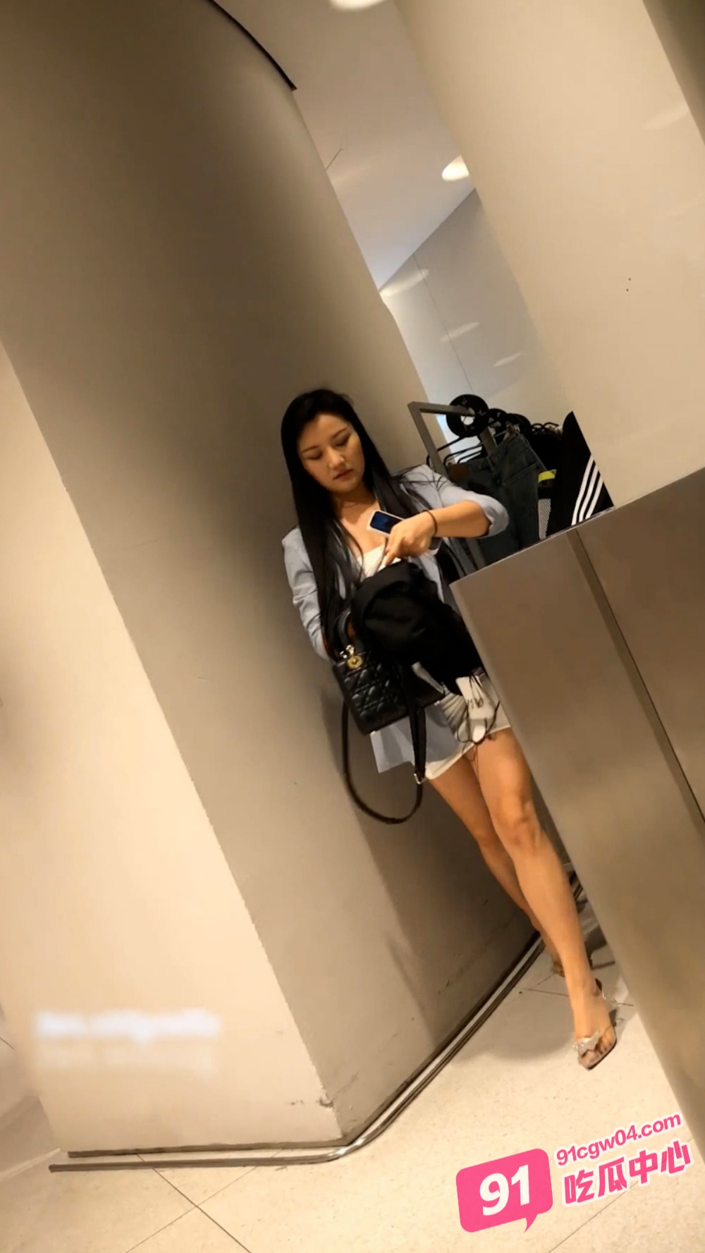 万达一路跟踪抄底高跟短裙少妇竟然没穿内裤肥美的鲍鱼看得我鸡儿都硬了 配图3