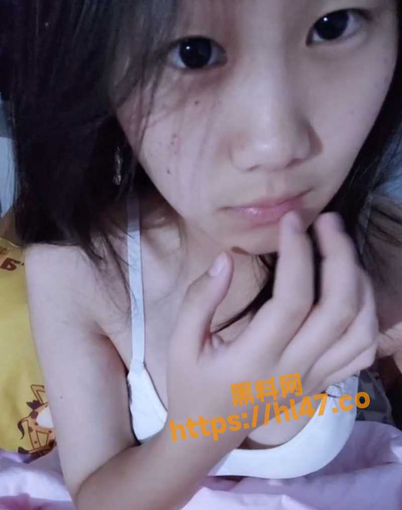 清纯女大学生在宿舍发情跟男友裸聊自慰却遭男友反手曝光 完美露脸视频泄密！