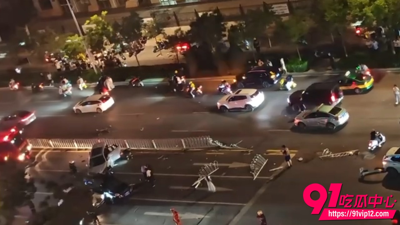 银川怀远夜市十字路口发生多车连撞事故完整回顾 现场多辆车损毁严重 已有一人无生命体征