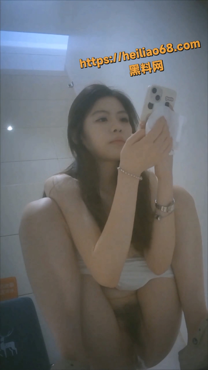 潜入商场手持设备全景露脸偷拍 其中几个女神颜值美女尿尿！