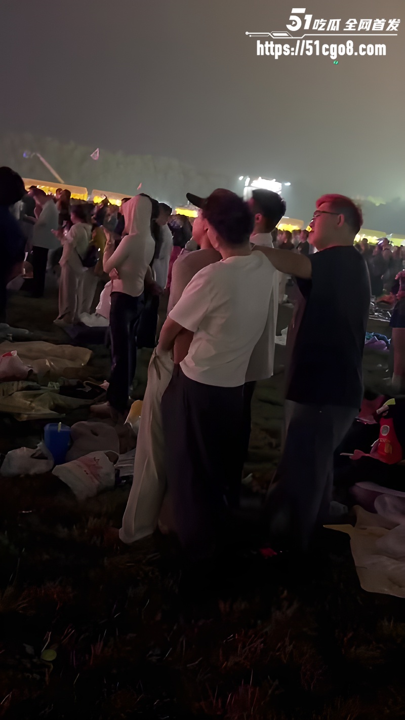 音乐节新玩法 诡计多端的gay 大庭广众互玩鸡巴 围观群众都看傻了！