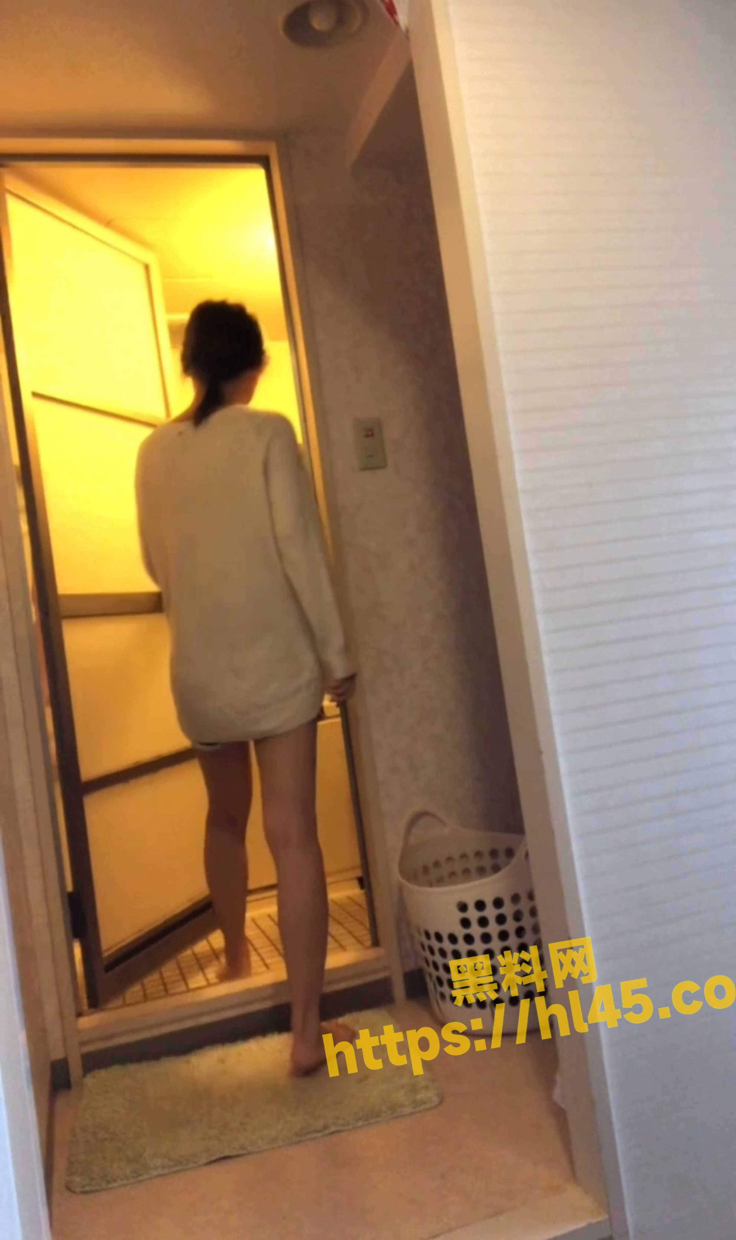 真实偷拍 自己大龄剩女的亲姐姐 洗澡脱衣服全过程！