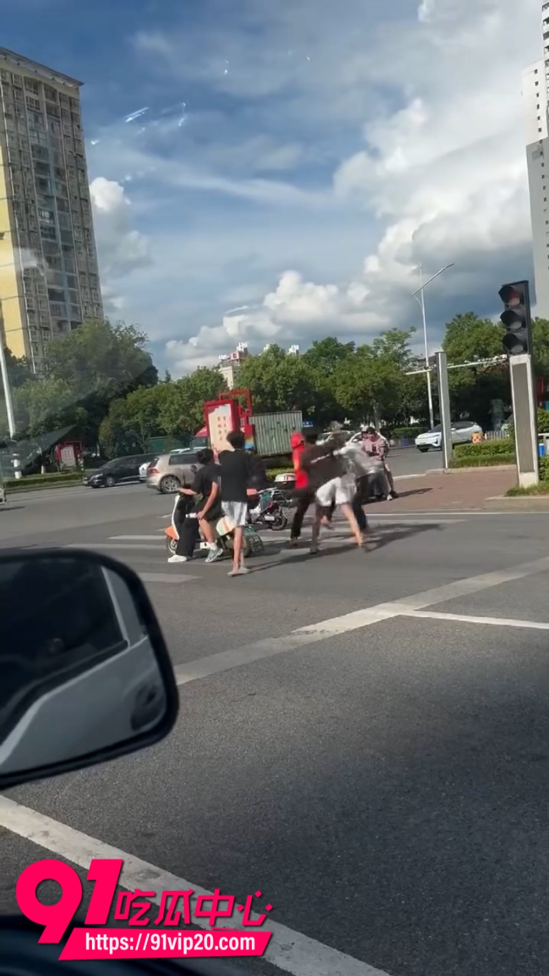 精神小伙等红绿灯大战外卖小哥3