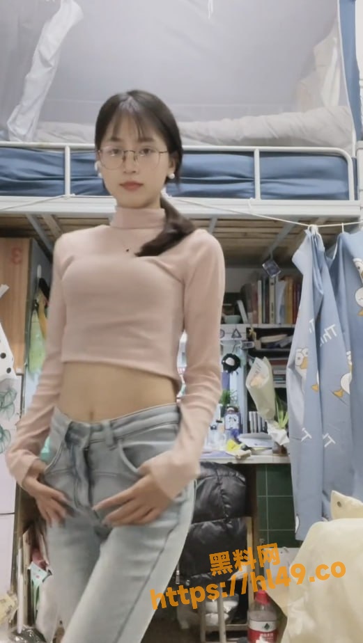 高颜值女大学生竟是媚黑婊喜爱受老外肉棒调教 穿着婚纱为他人口爆深喉内射！