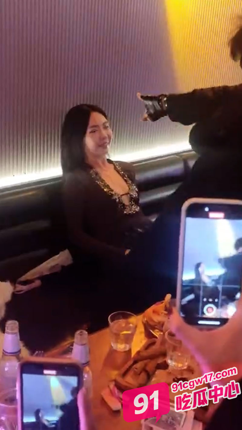 广西纯欲嫩妹王思佳 ktv重金点男模 小哥的舞姿也太骚了吧！