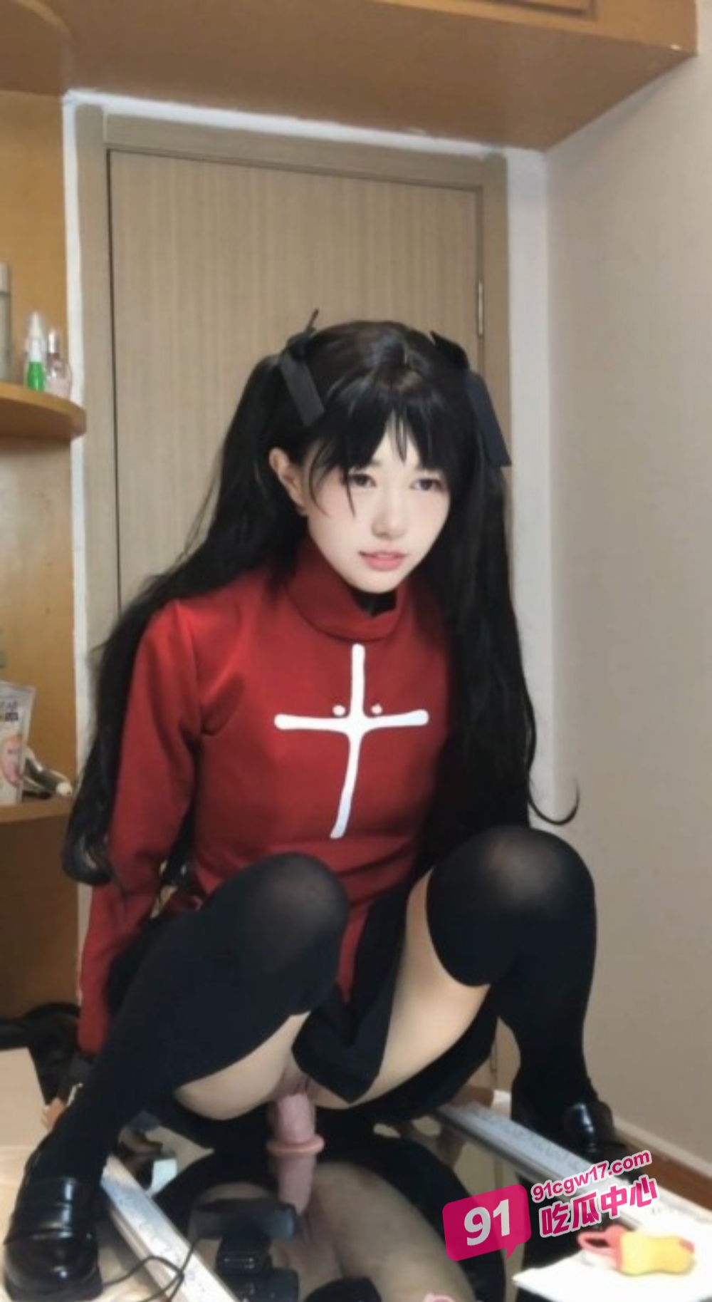 万人求资源！美少女COSER远坂凛对镜骑乘 真是粉嫩多汁啊！ 配图2