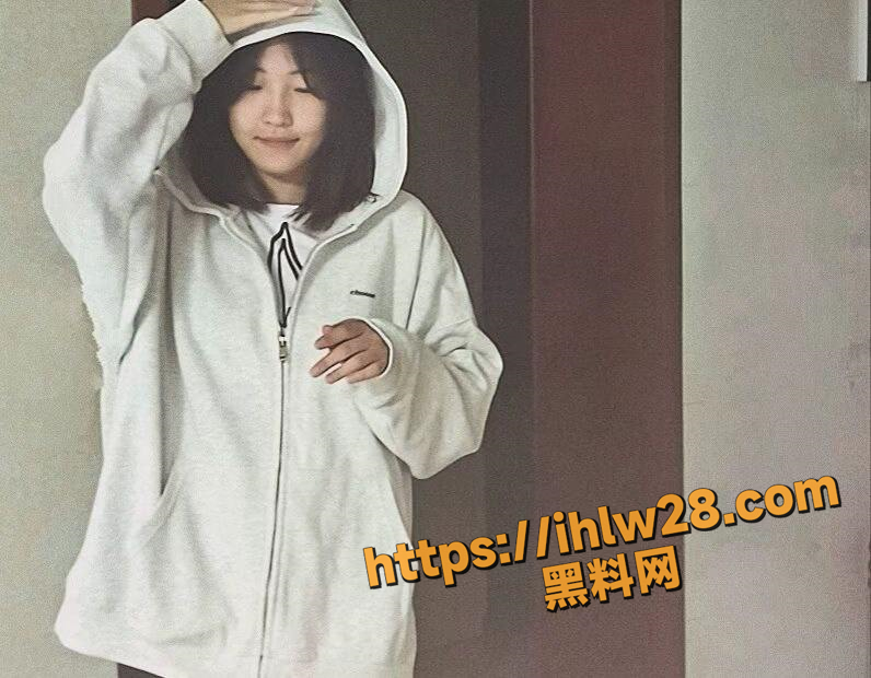乌兰浩特00后清纯小母狗 刘梦莹 在车里给老哥足交，在玉足上射满了浓浓的精液 对白清晰！