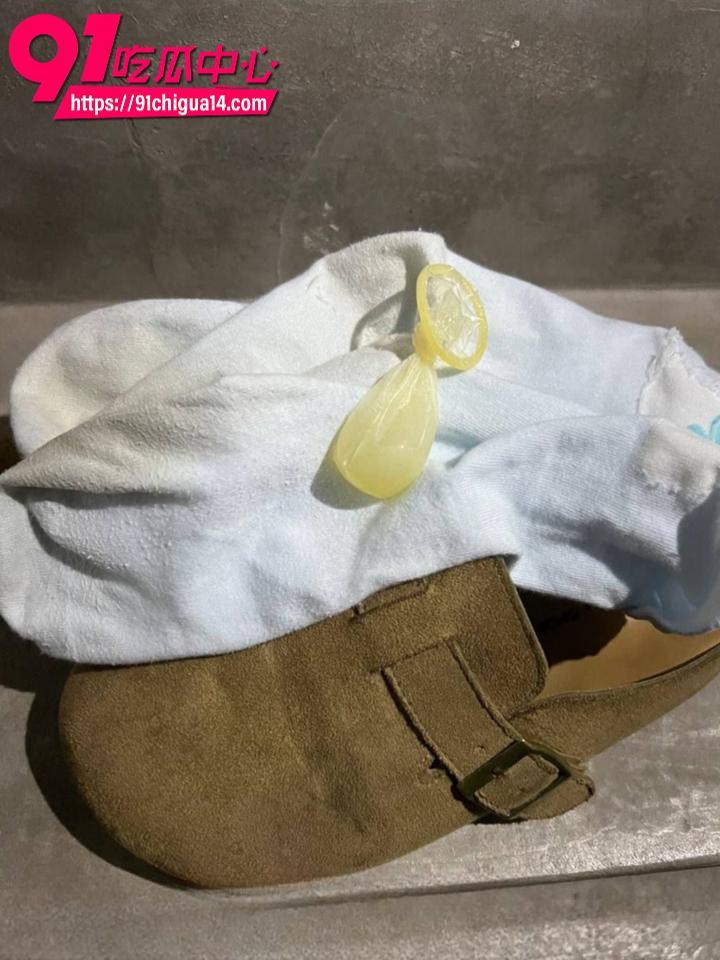 蹲守女主下班回家脱下博肯鞋蓝色棉袜7 蹲守女主下班回家脱下博肯鞋蓝色棉袜7