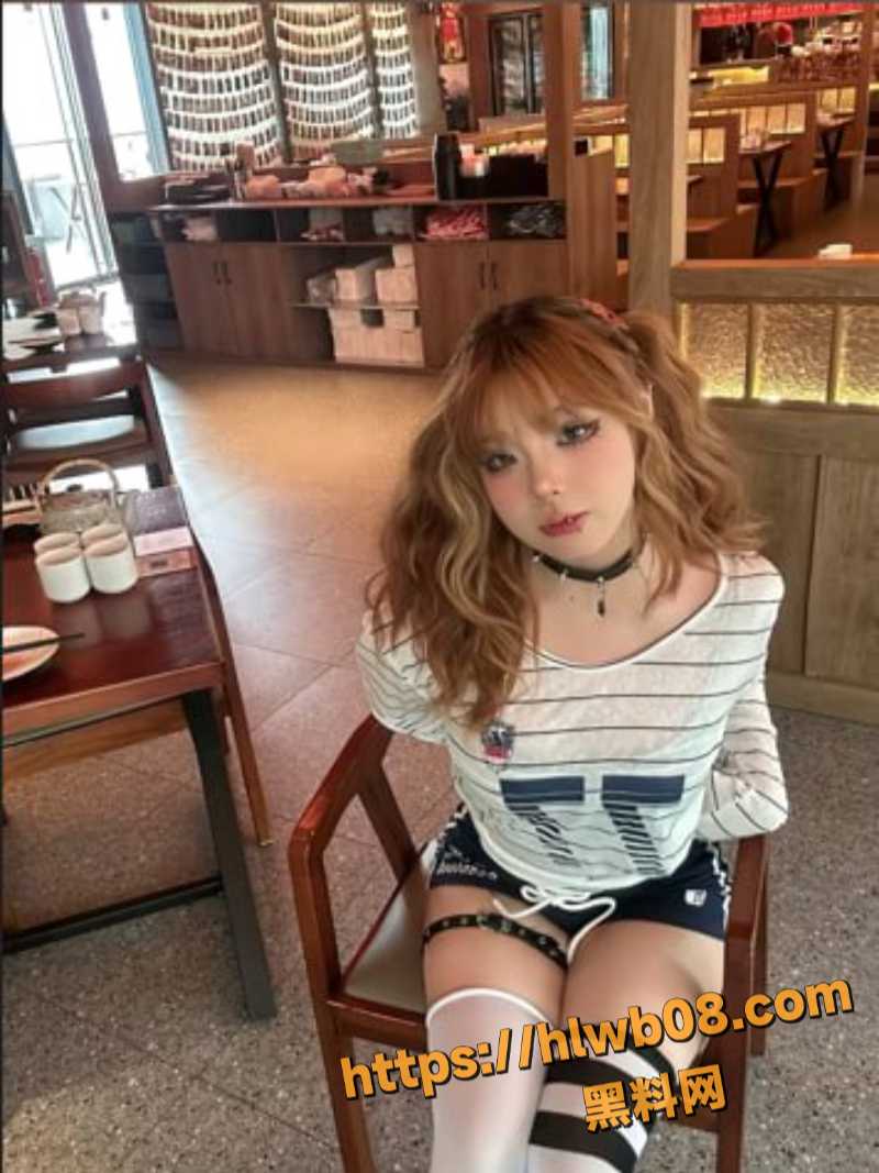 极品阿黑颜萝莉 Cos金发女仆福利私拍 舌钉深喉吐舌狂舔手指挑逗诱惑！