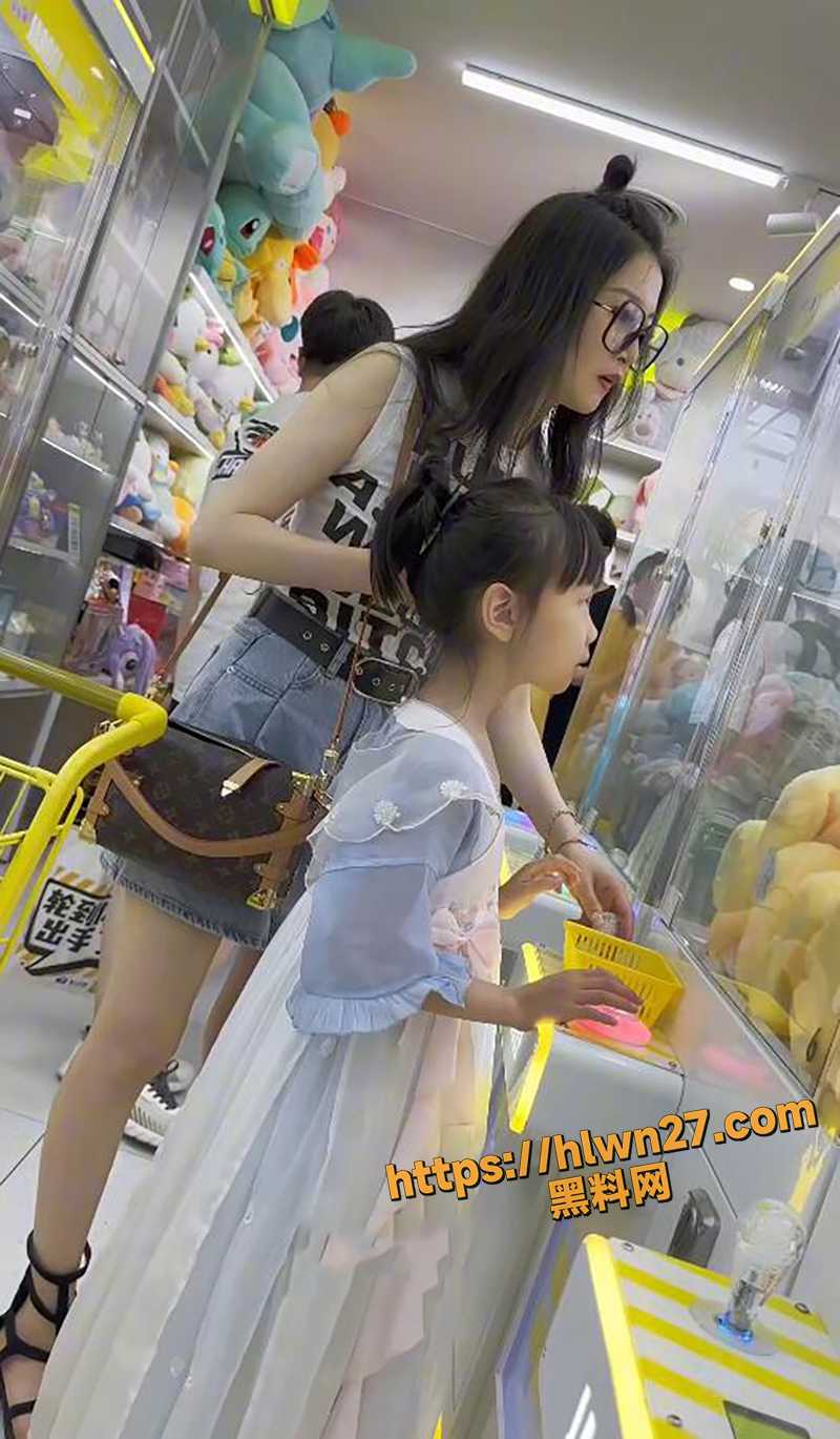 大神抄底极品牛仔裙带娃人妻，抓娃娃弯腰时裙底风光一览无余，微透内裤打湿露出阴唇！