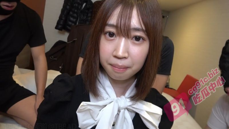 AV推荐～清纯可爱的美女大学生被一群蒙面大汉轮奸爆草 妹妹都被变态们玩坏了