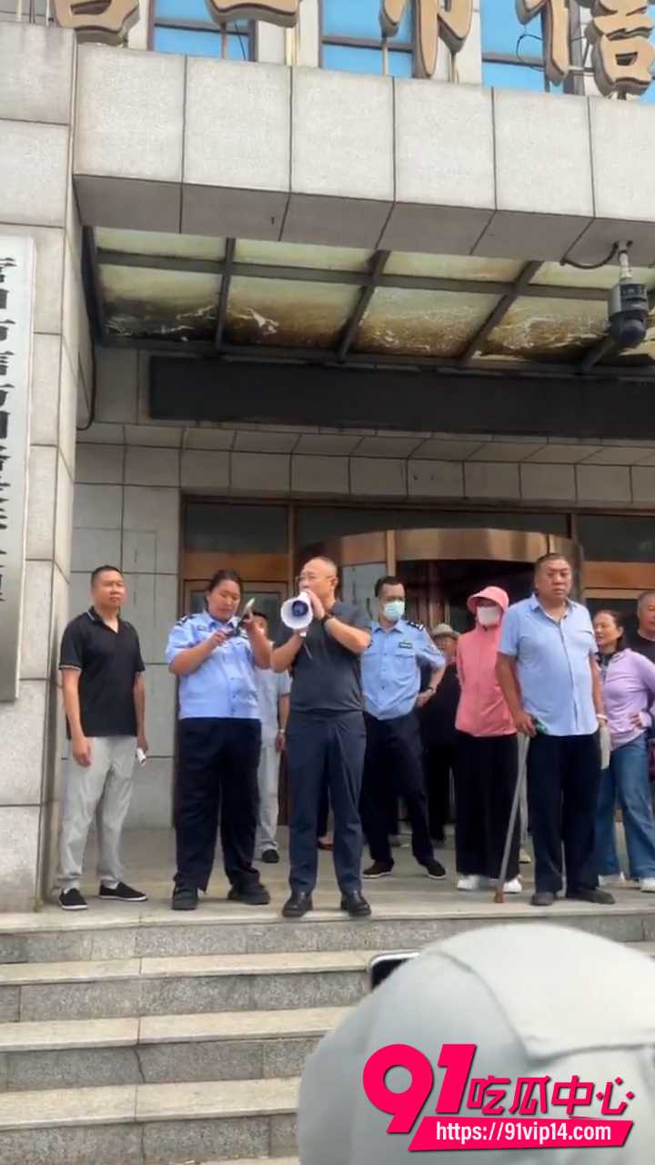 抖音热搜大瓜桔小花暴雷!上百受害人信访大厅维权被警方拦截 年轻人血泪教训