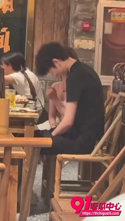 眼镜妹餐厅摸男生鸡巴视频6