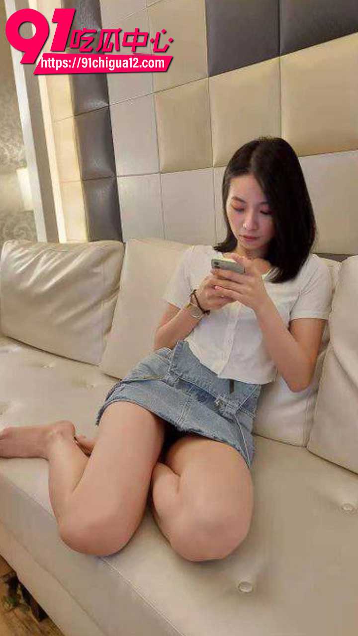 超美长发小骚货黄慧芳自拍黑丝翘臀骚照2