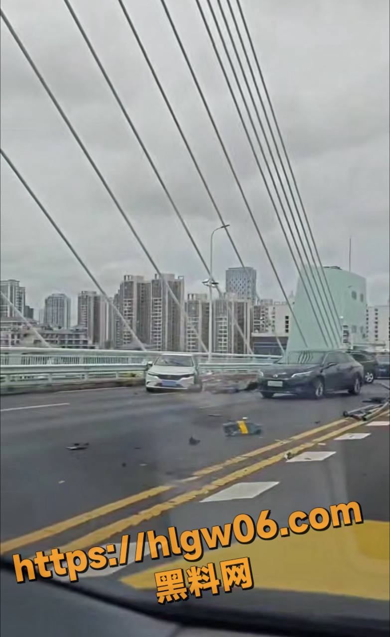 海口世纪大桥发生严重车祸，监控视频流出，完整捕捉一辆白色轿车高速失控撞向护栏的瞬间!
