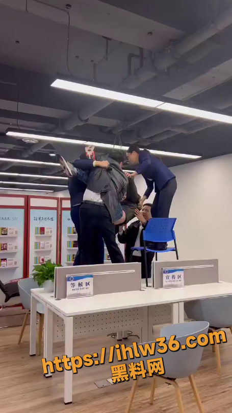 网传重庆交行信用卡员工因降薪上吊，原因系该行信用卡中心利用各种手段全国降薪裁员，以达到少赔偿的目的！