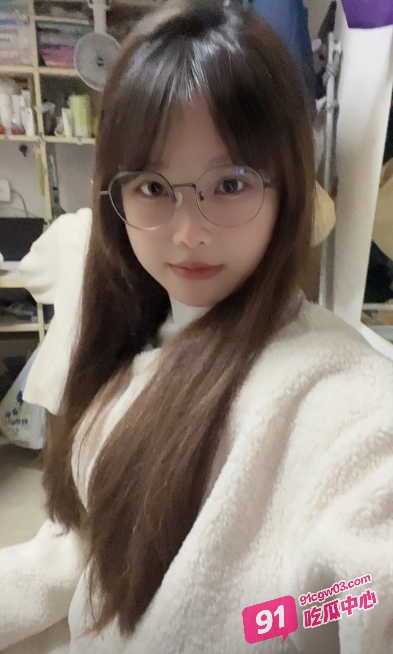 反差学霸眼镜妹王雨桐为了研究人体生物知识 主动爬上学弟的床吃鸡研究！ 配图6