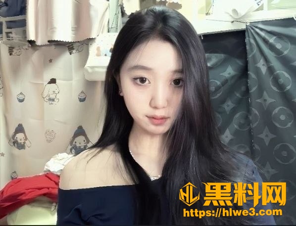 厦门大学翘臀妹 樊娜 白天甜美戴帽自拍 晚上在酒店被后入猛干