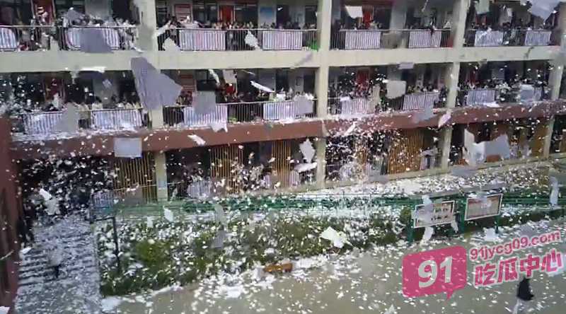 河南汝州中学上千学生撕书抗议 学生高喊口号“我们要回家” 配图4