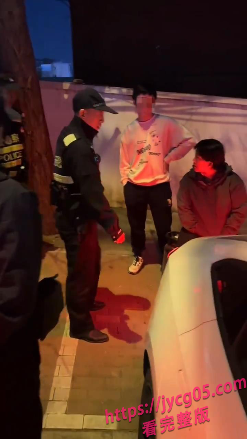大妈抢车位硬刚警察半小时！对峙全程离谱对话！ 配图2