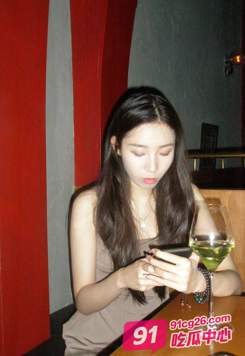 山东职业大学钟琪 兼职酒吧营销被大哥灌醉 带到酒店爆操蹂躏！ 配图4