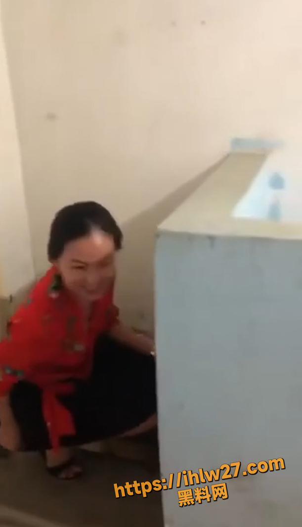 玩归玩 闹归闹 闺蜜上厕所我拍照 女学生上厕所拍摄多名女生蹲坑放尿视频 发到网上全是露脸的视频！