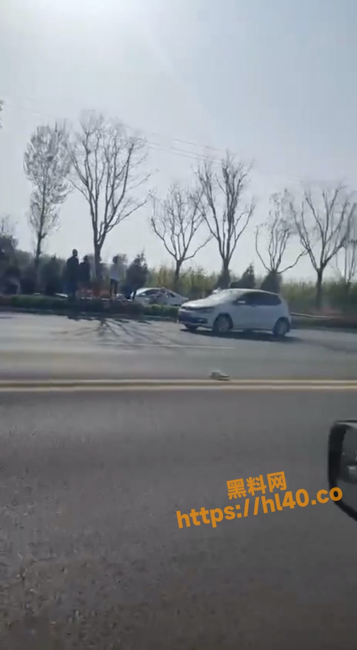 山西运城盐湖区一女子因感情纠纷居然报复性进行裸体躺公路黄线上 作法极为疯狂让人叹为观止！