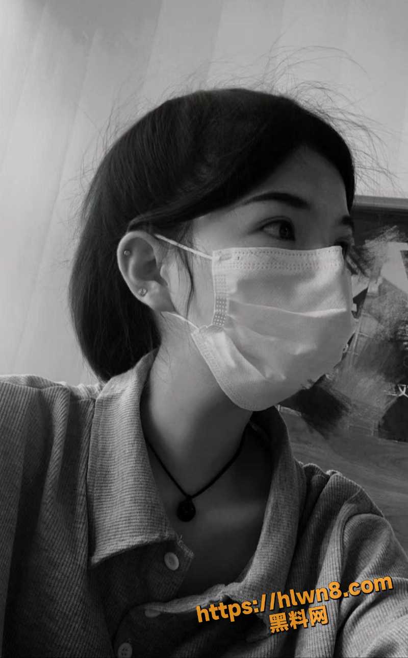 众人心心念念的裸聊少女来了 眼镜少女跟男友玩裸聊 裸聊视频泄密 少女的乳头勃起能胜过一切情话！