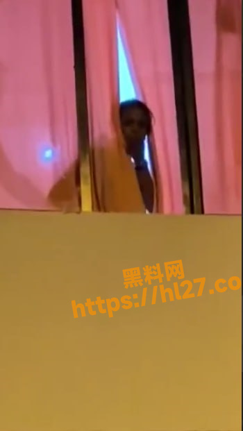 国外男子带乐队去求婚 没想到女朋友竟然在窗边吃鸡巴 男子崩溃抱头痛哭