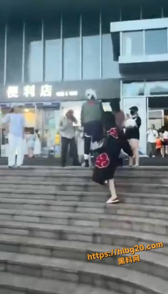 国内再次出现我的英雄学院COSer被霸凌事件 重庆观音桥火影忍者COSer暴打我的英雄学院COSer！