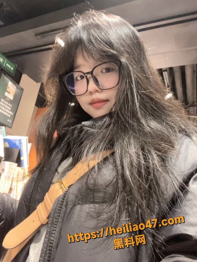 黑龙江宾县眼镜学生妹 私下与炮友露脸裸聊 吊钟奶晃的人眼花缭乱