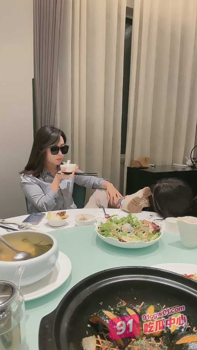墨镜女王餐厅包间调教母狗 舔鞋底踩脸吃嘴里吐出来的残渣剩饭！ 配图2