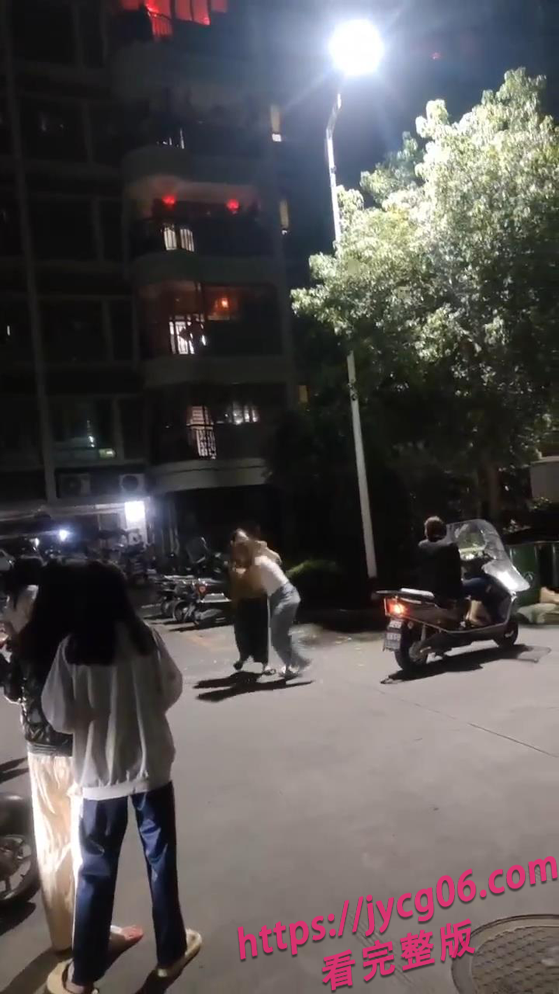 广东原配大战小三现场疯传！丈夫不敢劝架转身就跑 网友直呼离谱 配图3