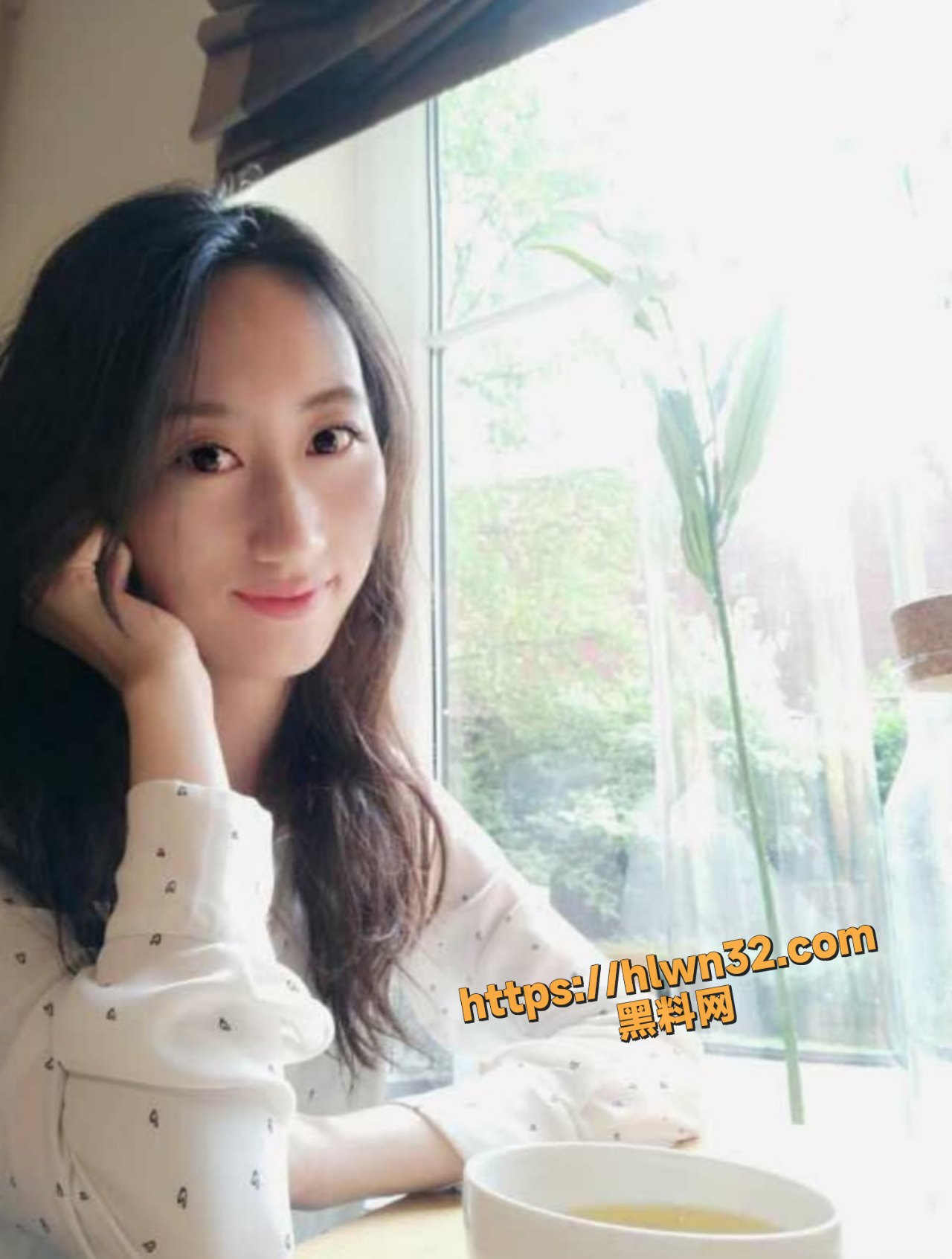 难忘的白领少妇 我们疯狂的做爱 让她趴在床上分开她的双腿 从后面进入她的身体 一股精液澎湃而出