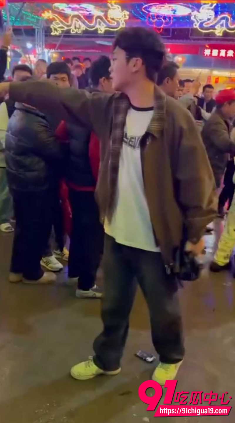 四川成都两女当街撕逼 2