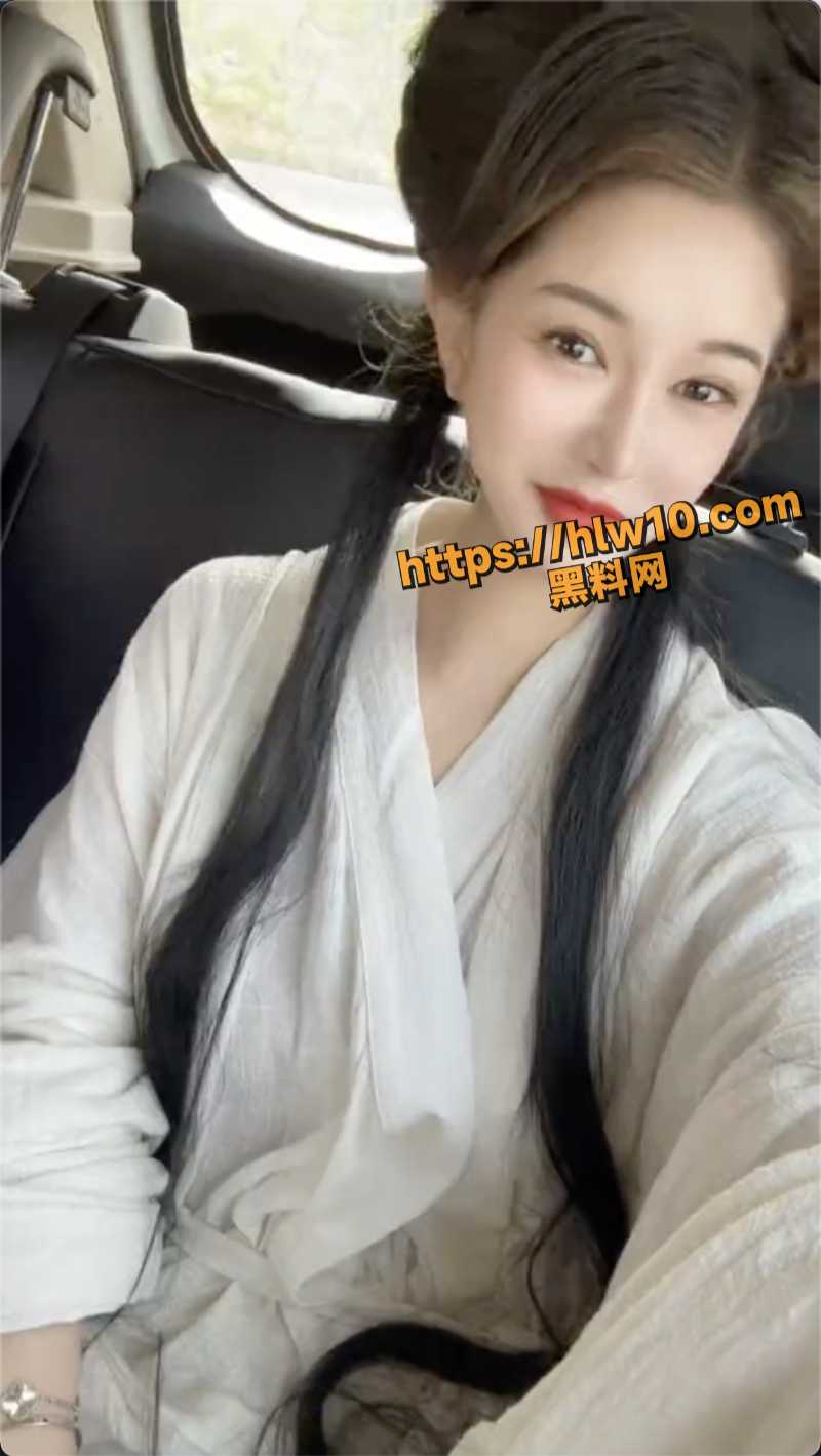 超级反差骚鸡COS白娘子装扮 真空网约车内展露诱人骚逼 也不怕司机看到出车祸啊