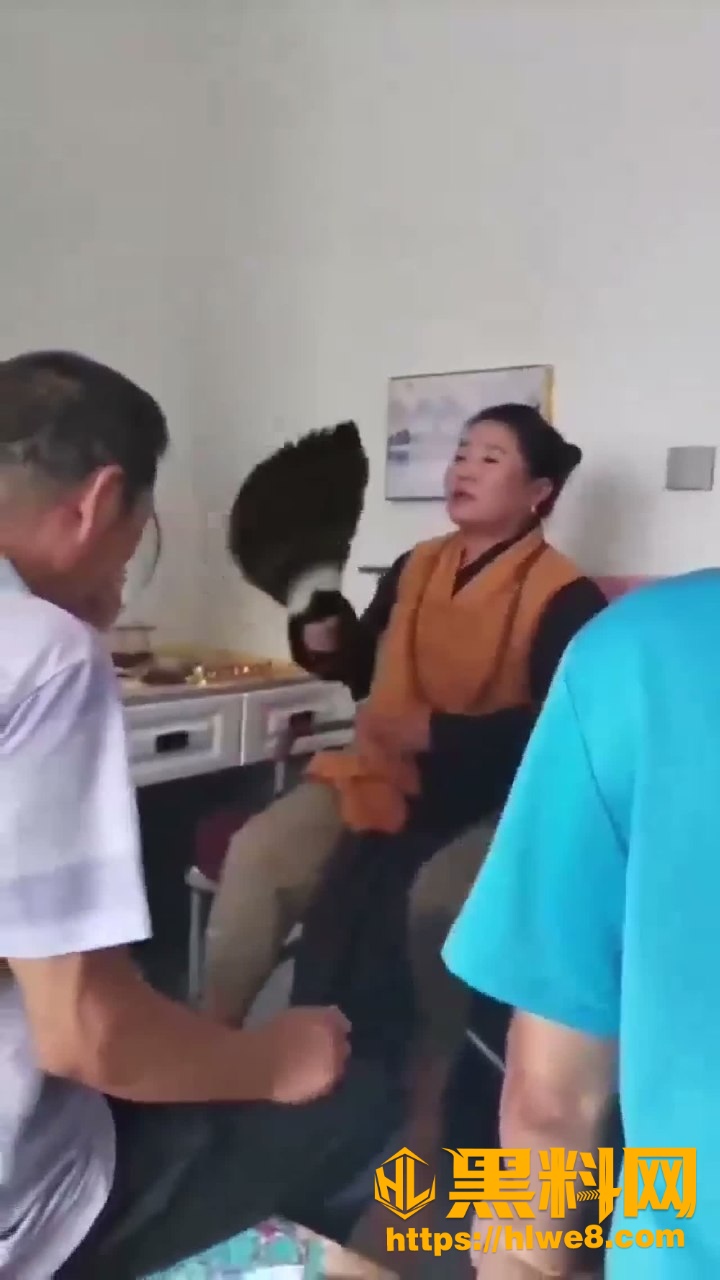 内蒙古通辽大师现场作法 迷惑行为笑翻全场 不知道效果怎么样 但应该是累坏了