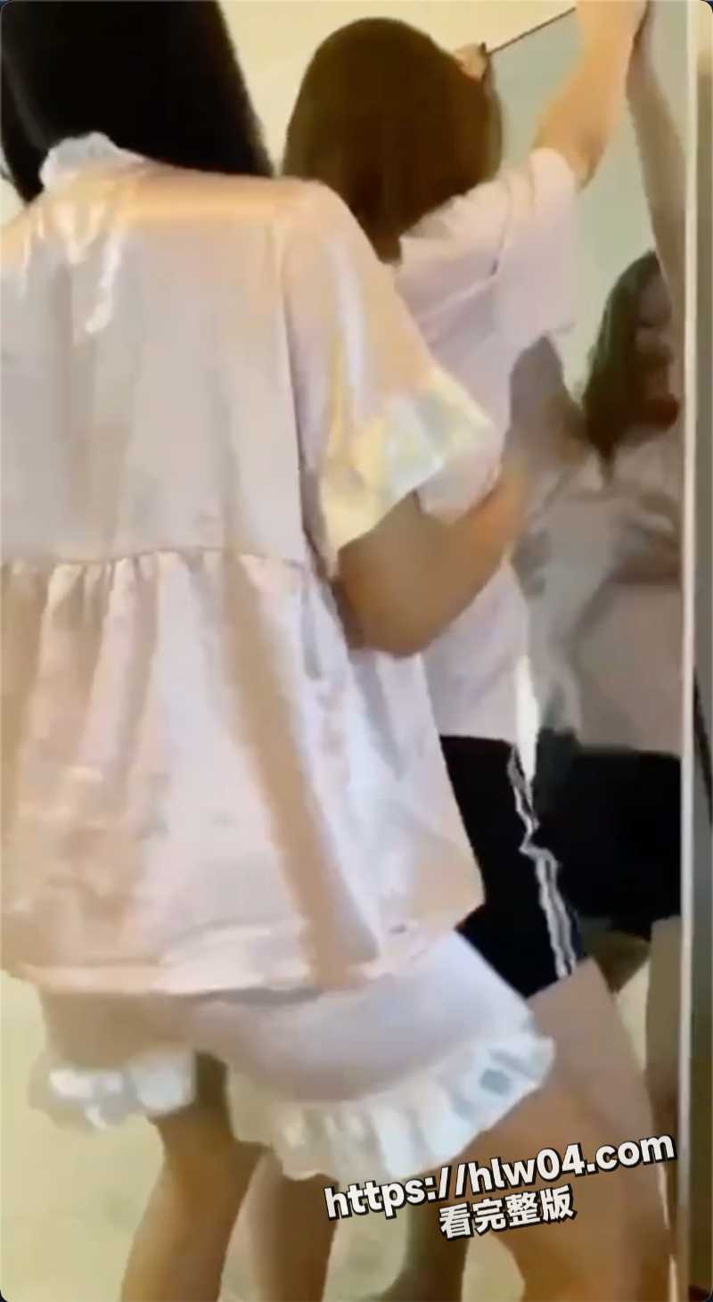 正所谓防火防盗防闺蜜是真的存在 闺蜜之间玩的太疯狂直接把奶子全露出来了！
