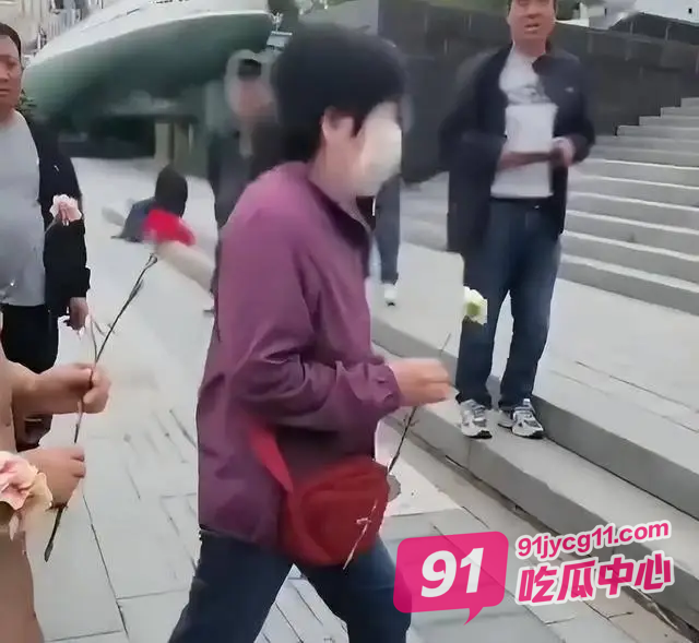 离了大谱！中国大妈到海参崴举行献花仪式 致敬俄罗斯战斗英雄？